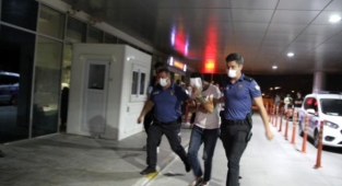 Cinayet zanlıları bir çanta dolusu parayla İzmir'de yakalandı