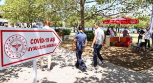 İzmir'de meydanlarda aşılama noktaları: Vatandaşlar hem aşılarını oluyor hem bayramlaşıyor