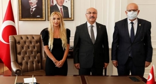 Meclis Üyesi Ertuğrul Civelek ve Gazeteci Ece İçmez İzmir Valisi Yavuz Selim Köşger'i ziyaret etti