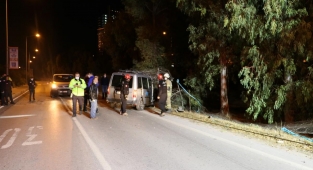 -İzmir'de kontrolden çıkan otomobil ağaca çarptı: 1 ölü, 2 yaralı