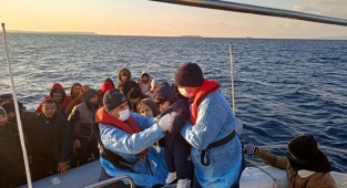 İzmir açıklarında 102 düzensiz göçmen kurtarıldı