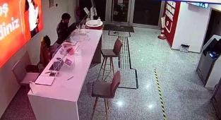 İzmir'de bankada yaşanan hırsızlık anı güvenlik kamerasına yansıdı