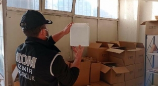 İzmir'de yılbaşı öncesi 2 ton sahte etil alkol ele geçirildi: 3 kişi gözaltında