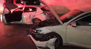 Akaryakıt istasyonunda lastik kontrolü için duran araca otomobil çarptı: 2 yaralı