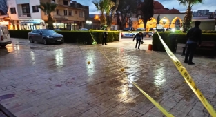 Menemen Belediyesine zorla girmek isteyen kişi ayağından vuruldu