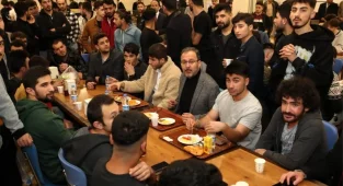 Bakan Kasapoğlu, İzmir'de öğrencilerle sahur yaptı