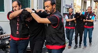 Dini değerleri aşağılama suçunu işlediği öne sürülen 2 şüpheli adliyede